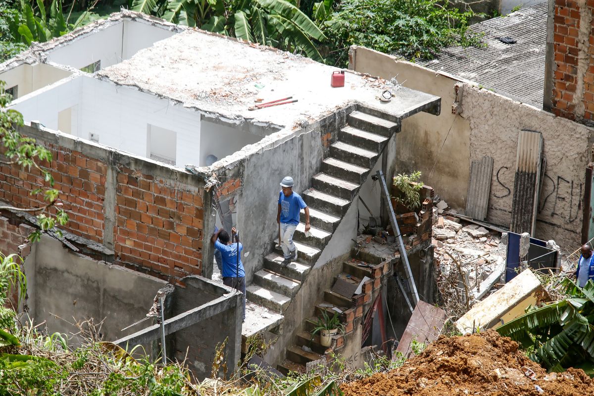 Deslizamentos de terra em 28 de novembro atingiram ao menos dez casas