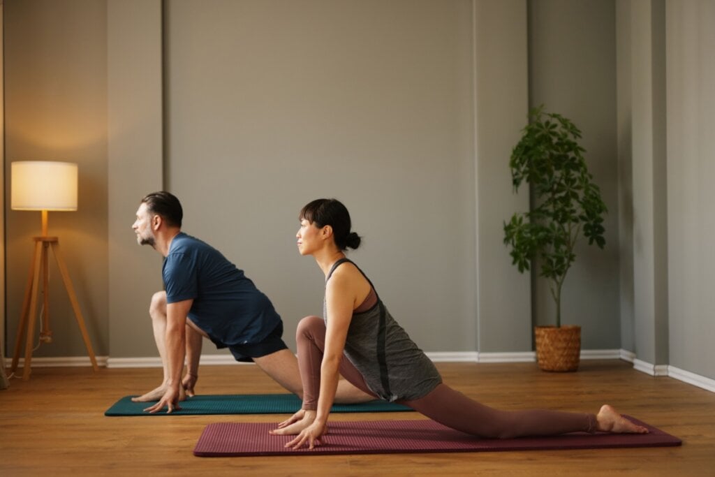 O yoga ajuda a melhorar a flexibilidade ao longo do tempo (Imagem: StockPhotoDirectors | Shutterstock)