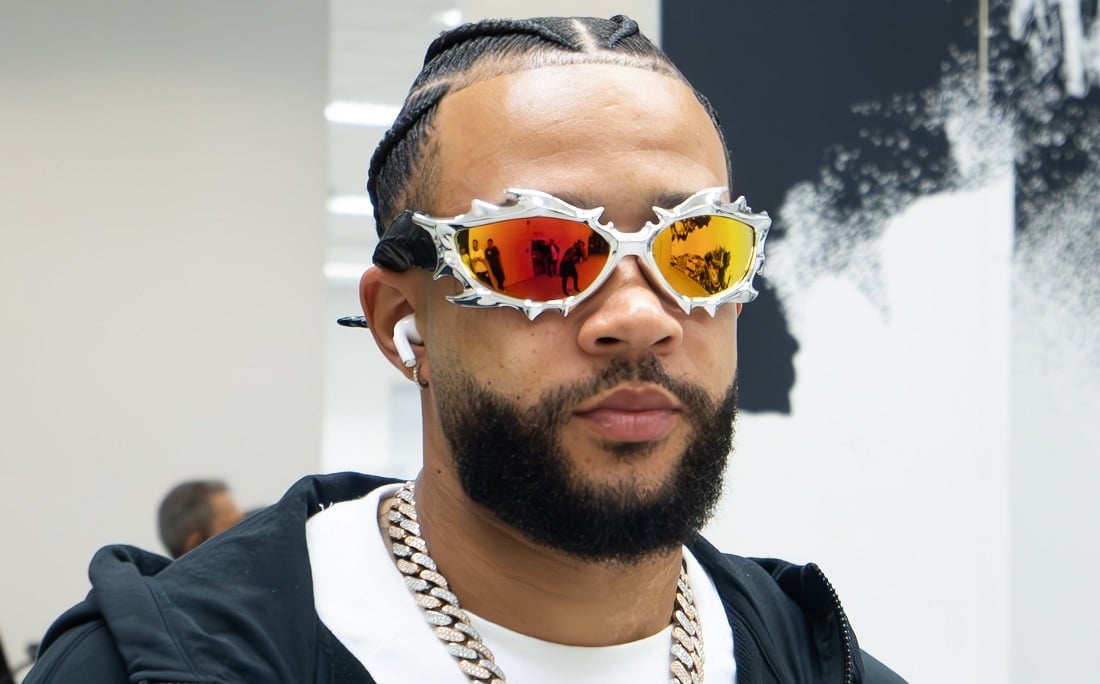 Correio Newspaper | Memphis Depay arrives at the match against Bahia with R $ 3,000 glasses