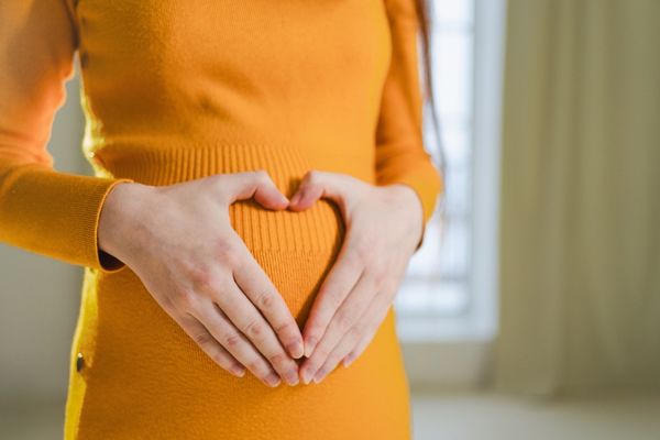 mulher com câncer ginecológico  muda útero de lugar e engravida