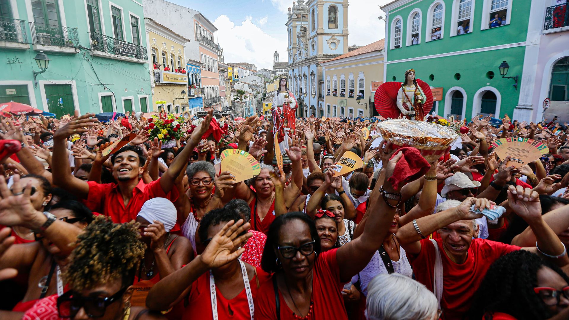 Imagem - Pelourinho ficou vermelho: multidão toma conta do Largo em homenagem a Santa Bárbara