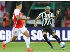 Imagem - Botafogo bate Internacional no Sul e fica a um empate do título do Brasileirão