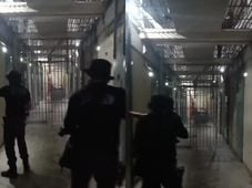 Imagem - Presos fazem motim no Conjunto Penal de Brumado, após direção fechar o cerco contra facções.  Veja vídeo