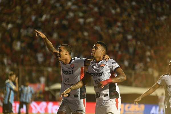 Alerrandro marcou o gol de empate contra o Grêmio