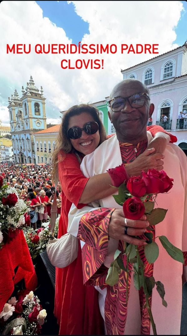 Atriz posa ao lado de padre baiano na festa de Santa Bárbara