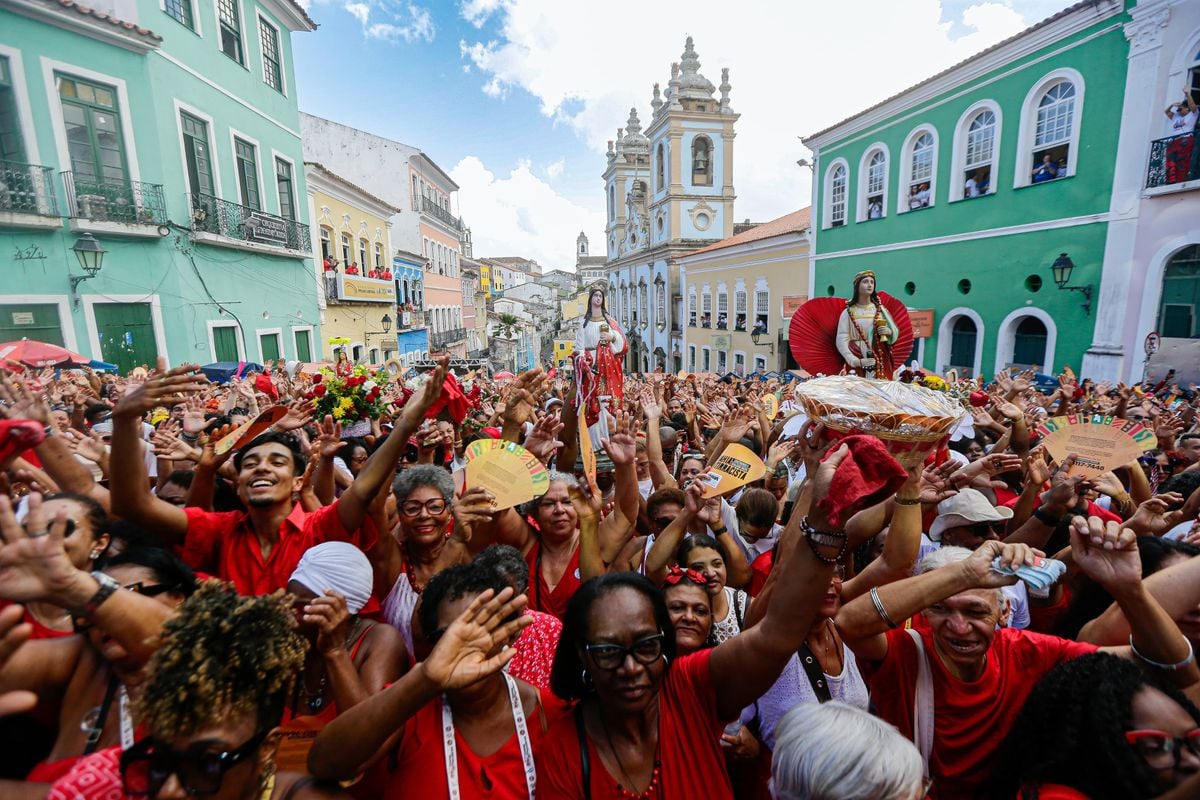 Multidão toma conta do Largo do Pelourinho em homenagem a Santa Bárbara