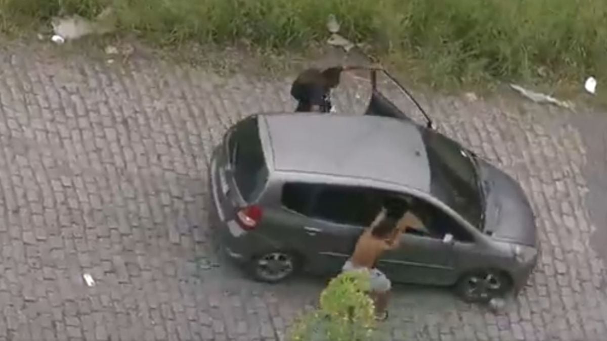 Vídeo flagrou o momento em que carro desgovernado desce ladeira 