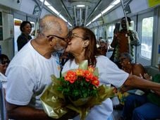 Imagem - Meio século de afeto: idosos renovam votos de casamento dentro do metrô