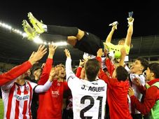 Imagem - Lateral 'vira' goleiro, defende pênalti e classifica time da 4ª divisão na Copa do Rei; veja