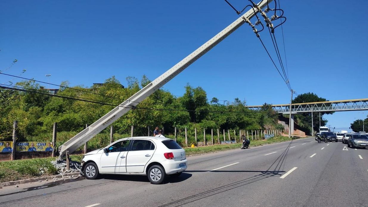 Imagem - Carro e moto batem em poste e causam congestionamento na Avenida Paralela