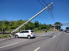 Imagem - Carro e moto batem em poste e causam congestionamento na Avenida Paralela