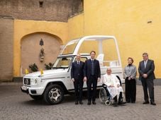 Imagem - Papa Francisco recebe seu novo veículo, um Mercedes feito à mão