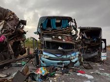 Imagem - Vítima de acidente envolvendo carreta e ônibus na BR-110 é enterrada em Feira de Santana