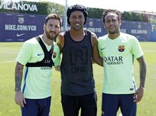 Imagem - Messi 'ignora' Neymar e destaca Ronaldinho ao citar maiores influências no Barcelona