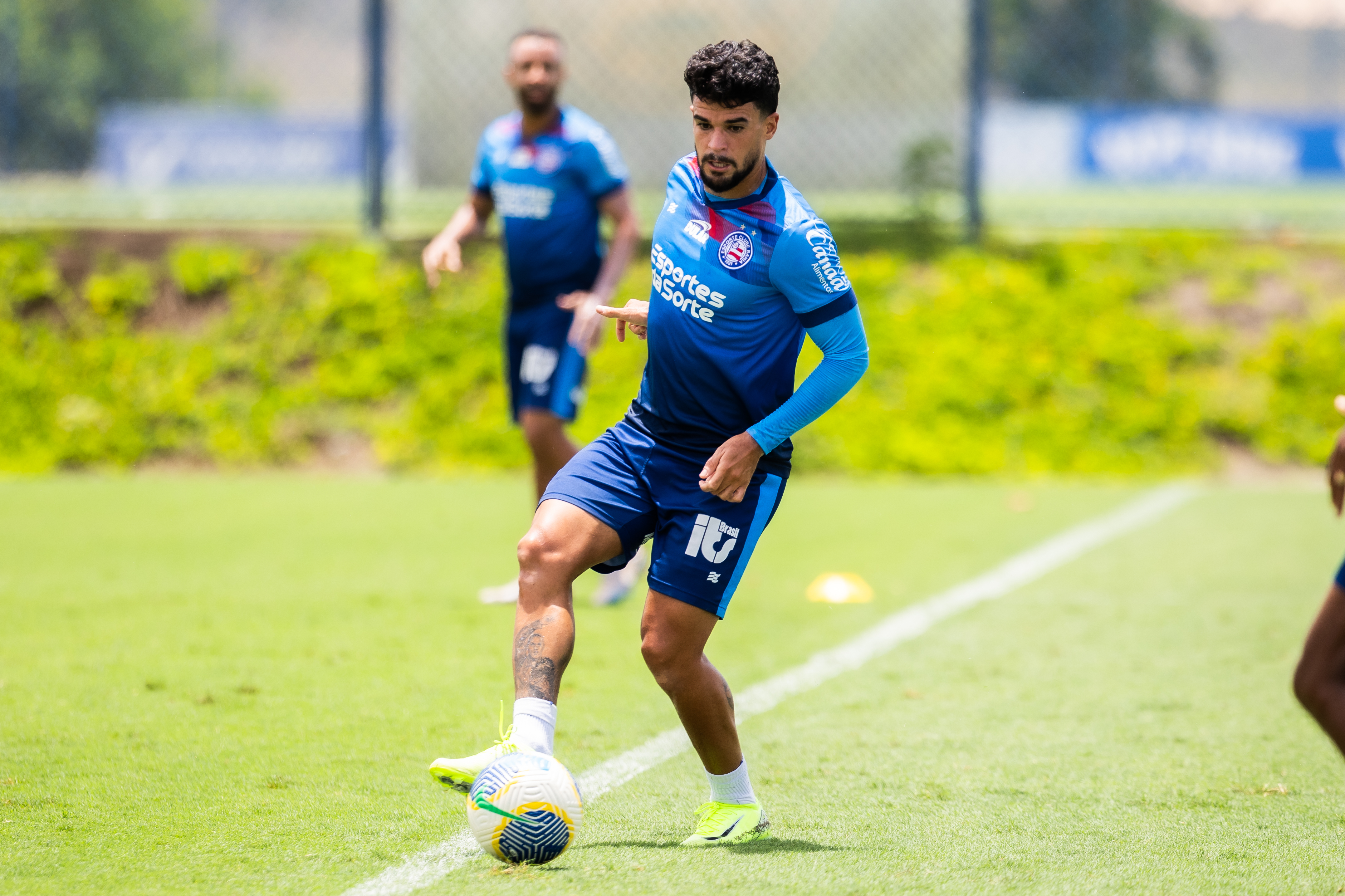 Cauly com a camisa do Bahia por Letícia Martins/EC Bahia