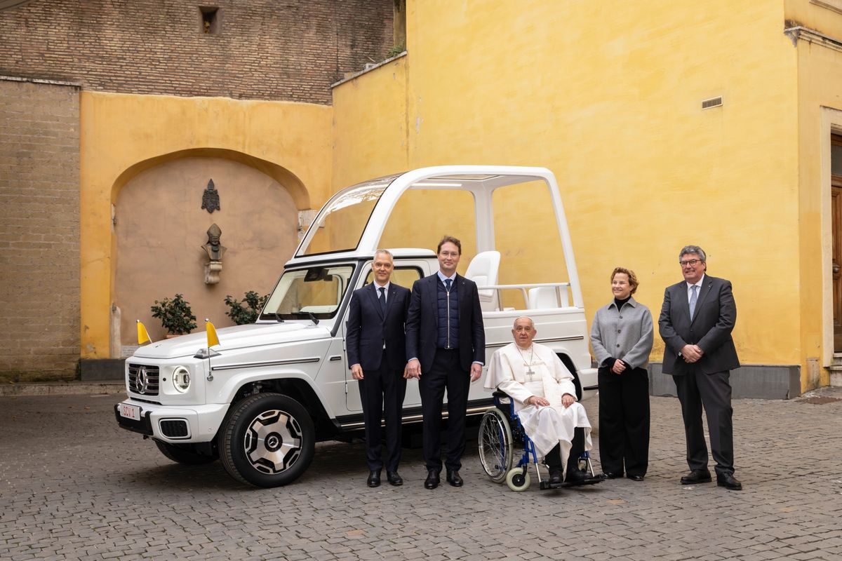 O Papa Francisco recebeu o novo veículo dos executivos da Mercedes-Benz por Mercedes-Benz AG Communications 