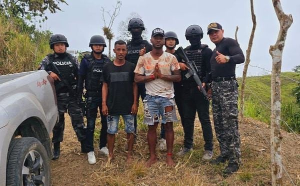 Pedro Perlaza (ao centro) foi resgatado com vida pela Polícia do Equador