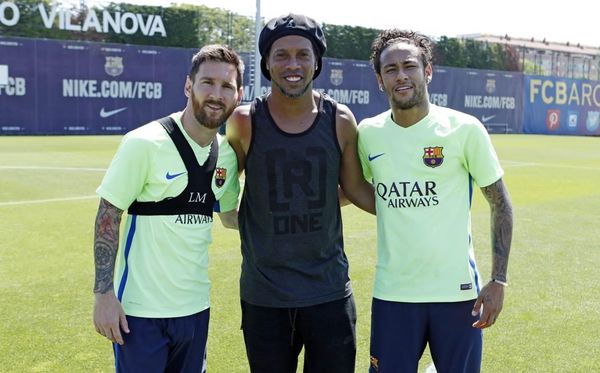 Ronaldinho (ao centro), com Messi e Neymar, em visita ao treino do Barcelona em 2017