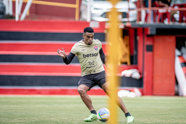 Vitória encara o Flamengo no Maracanã neste domingo (8)