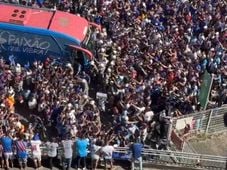 Imagem - Jogadores do Bahia passam no meio da torcida durante recepção na Fonte Nova; veja