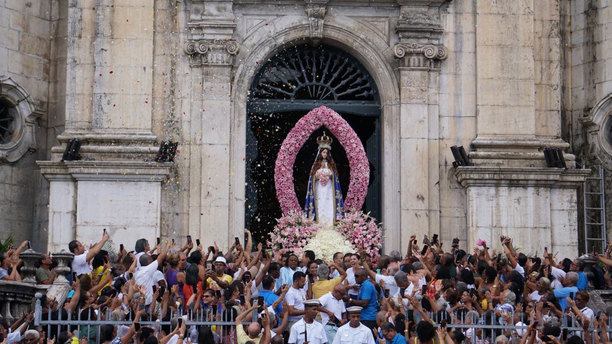 Imagem da Nossa Senhora da Conceição da Praia saiu da basílica em procissão pelo Comércio 