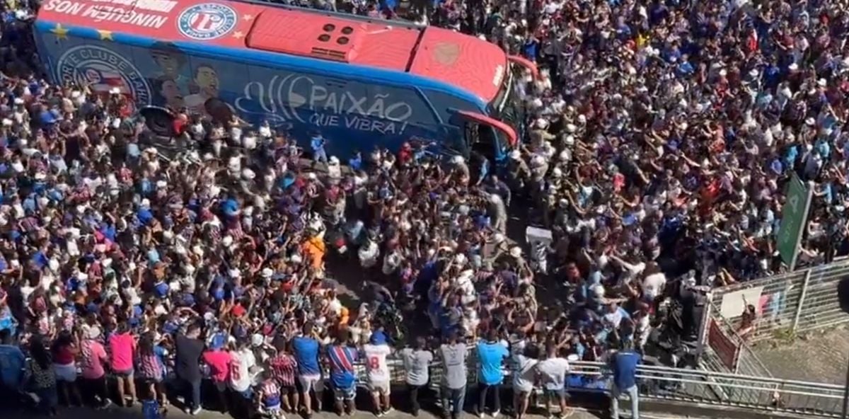 Ônibus do Bahia durante a chegada do time na Fonte Nova