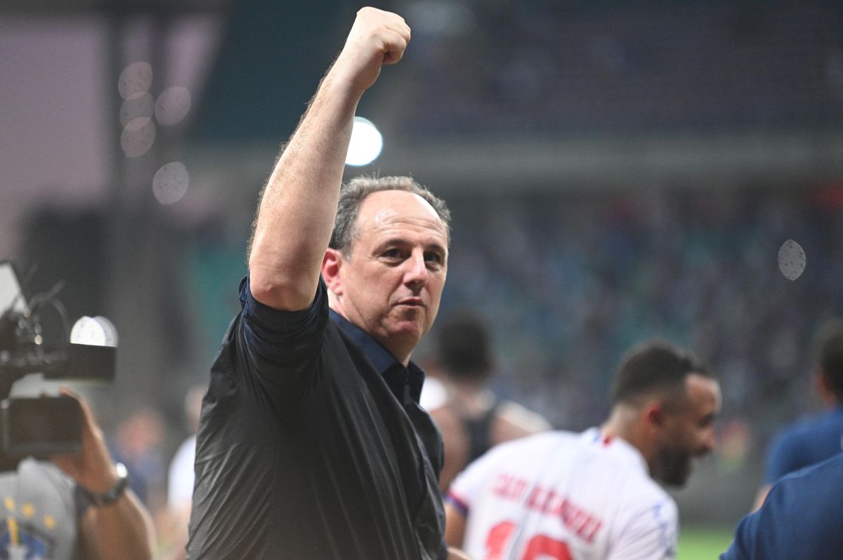 Rogério Ceni comemora com jogadores e torcida a classificação para a Libertadores