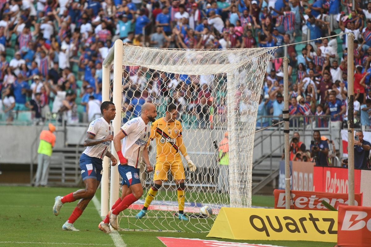 Thaciano celebra gol que abriu o triunfo do Bahia sobre o Atlético-GO