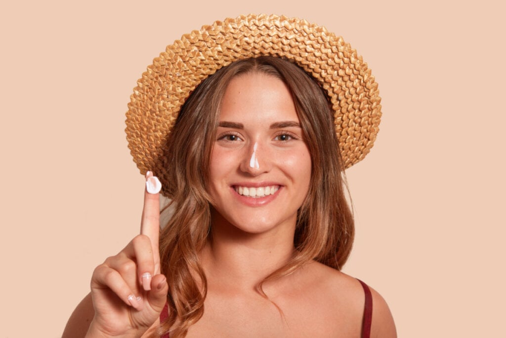 O uso do protetor solar é essencial para ajudar no controle do melasma (Imagem: StoryTime Studio | Shutterstock)