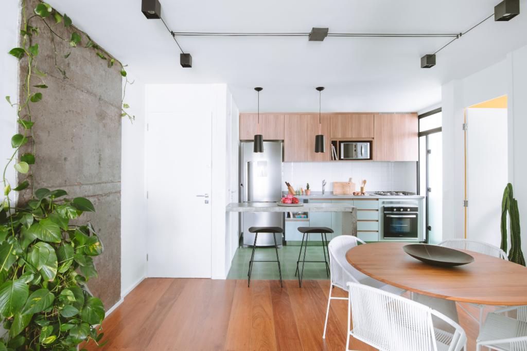 O piso de madeira contribui para o isolamento térmico (Projeto: RAWI Arquitetura + Design l Imagem: Juliana Deeke) por Projeto: RAWI Arquitetura + Design l Imagem: Juliana Deeke