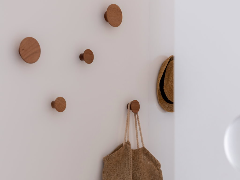 Os acabamentos em madeira deixam o projeto integrado (Projeto: RAWI Arquitetura + Design l Imagem: Rafael Renzo)