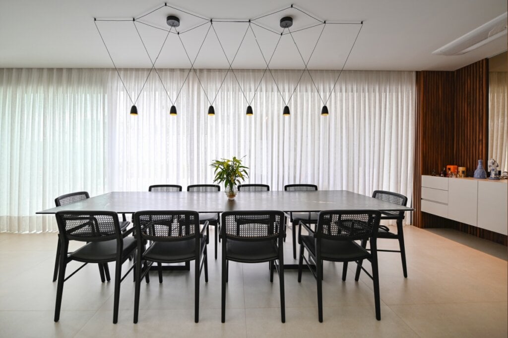 A sala de estar pode contar com artigos de iluminação embutidos e aparentes para decoração (Projeto: arquiteto Giancarlo Filgueiras | Imagem: Emerson Rodrigues) por Projeto: arquiteto Giancarlo Filgueiras | Imagem: Emerson Rodrigues