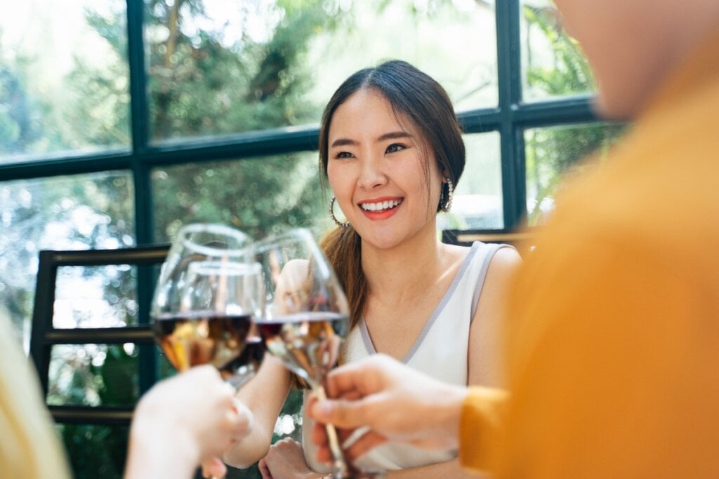 Beber água entre as doses de álcool ajuda a manter o corpo hidratado e reduz os efeitos da desidratação por Imagem: theshots.co | Shutterstock