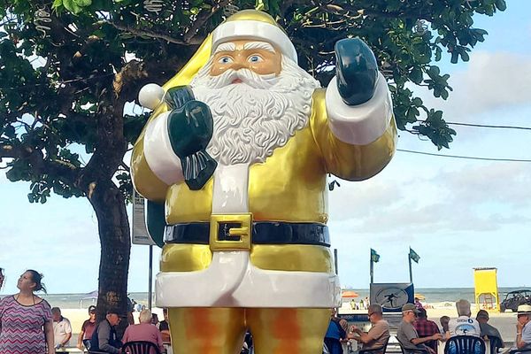 Papai Noel foi instalado em uma das principais vias da cidade