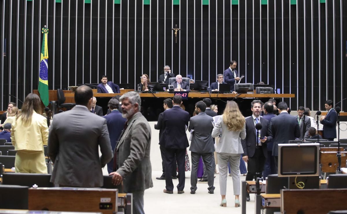 Câmara dos Deputados discutindo propostas