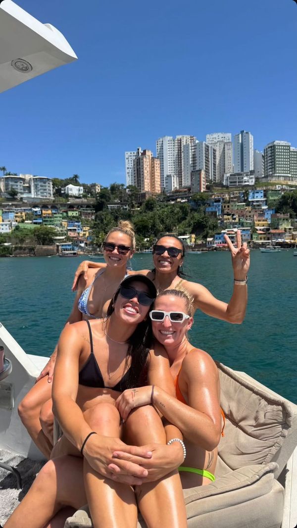 Marta, noiva e amigas em Salvador