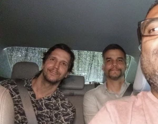 Motorista tira selfie com Vladmir Brichta e Wagner Moura por Reprodução / Redes Sociais
