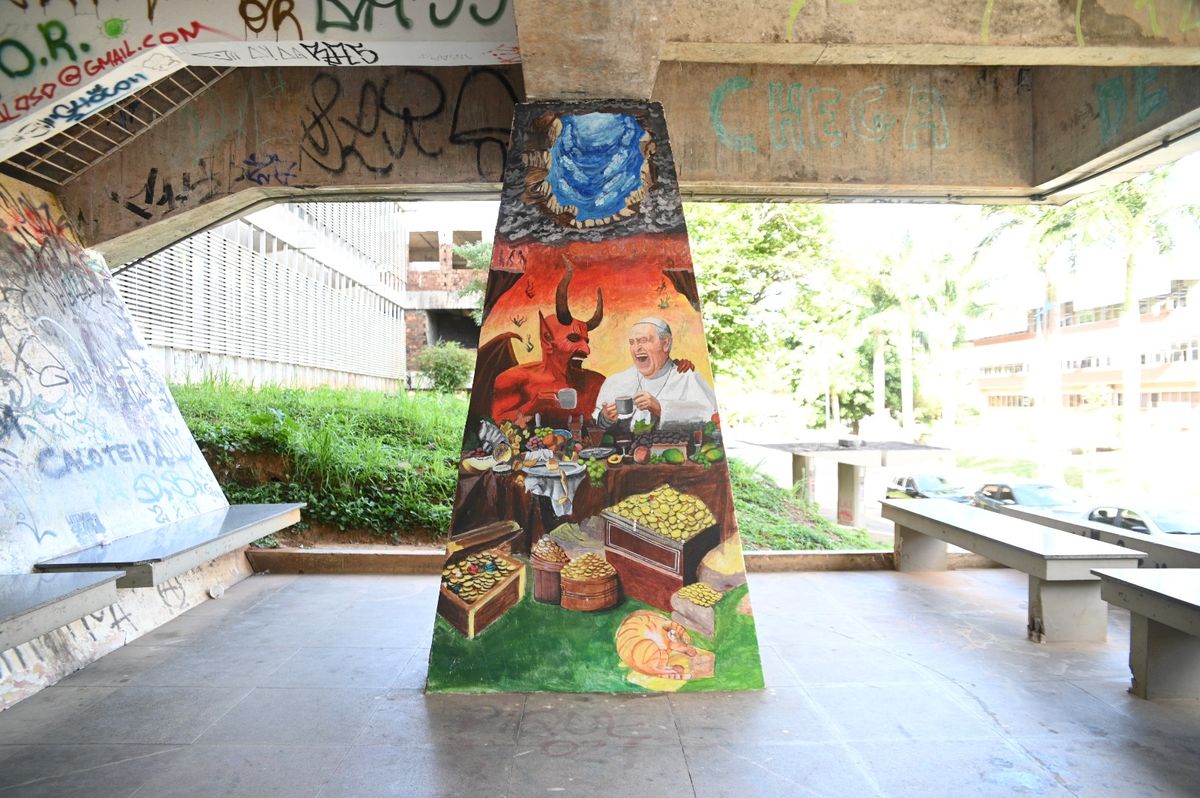 Pintura do Papa abraçado ao diabo