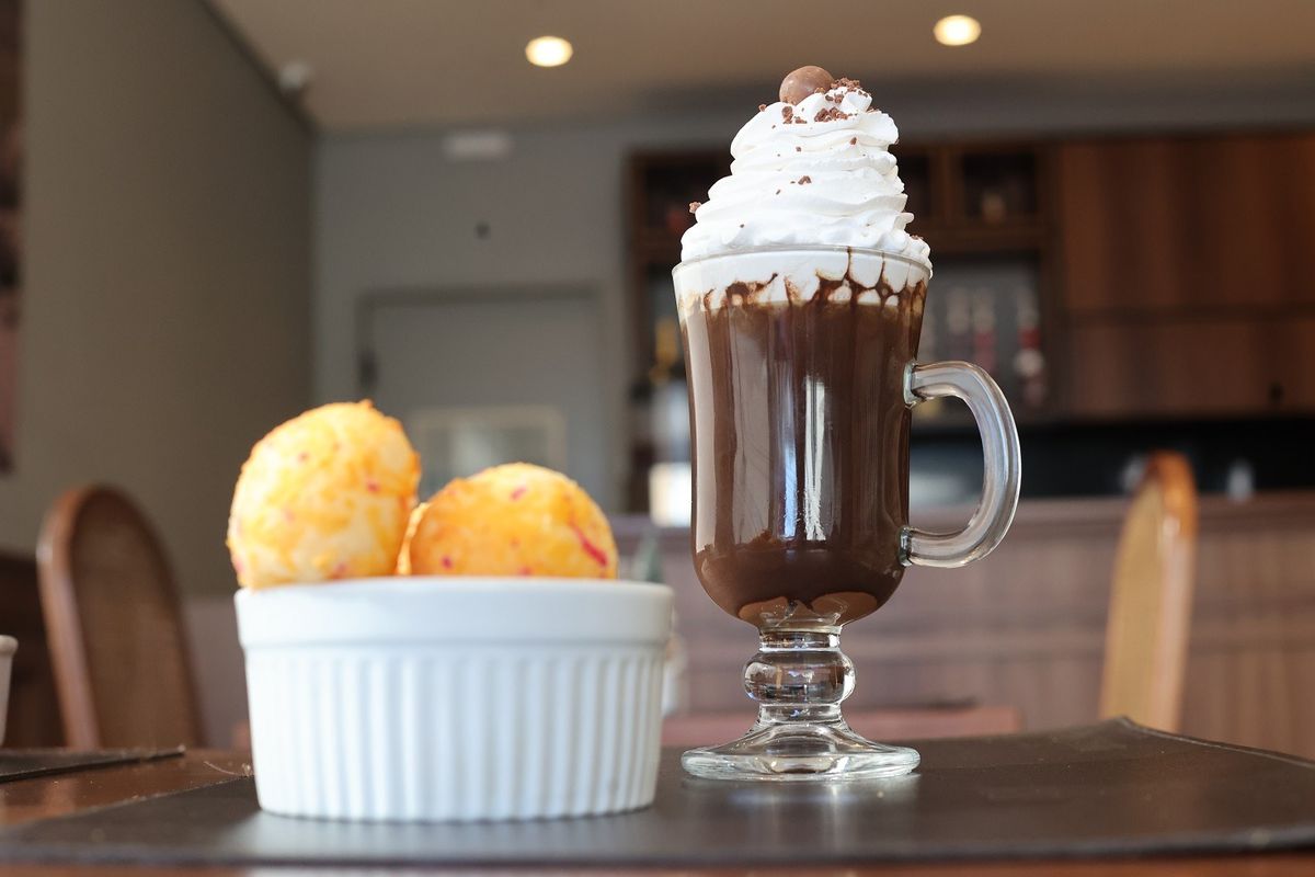 
Cappuccino Lugano Especial e Coquetel Pão de Queijo Reino/ Chocolate Lugano 