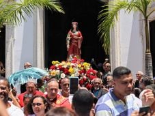 Imagem - Procissão em homenagem a Santa Luzia arrasta fiéis pelas ruas do Comércio