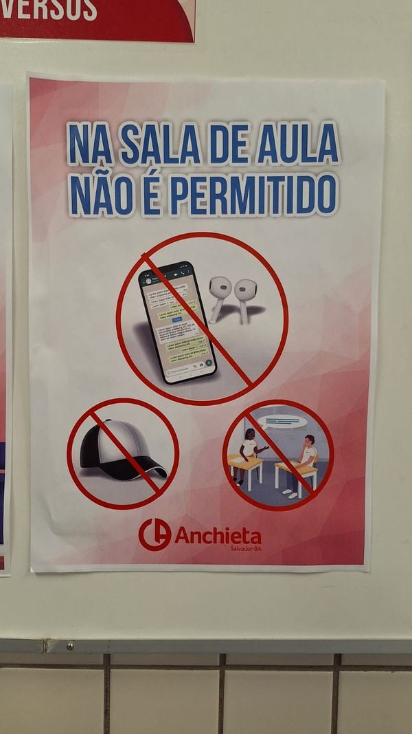 Aviso de proibição de uso de celular em sala de aula do Colégio Anchieta