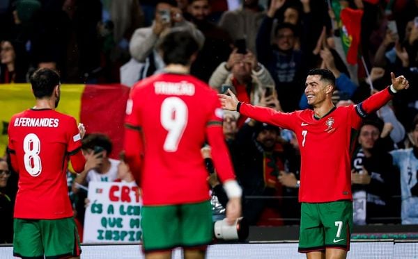 Cristiano Ronaldo comemora gol por Portugal durante jogo da Liga das Nações