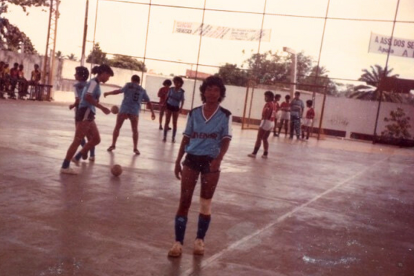 Dilma Mendes jogando futsal