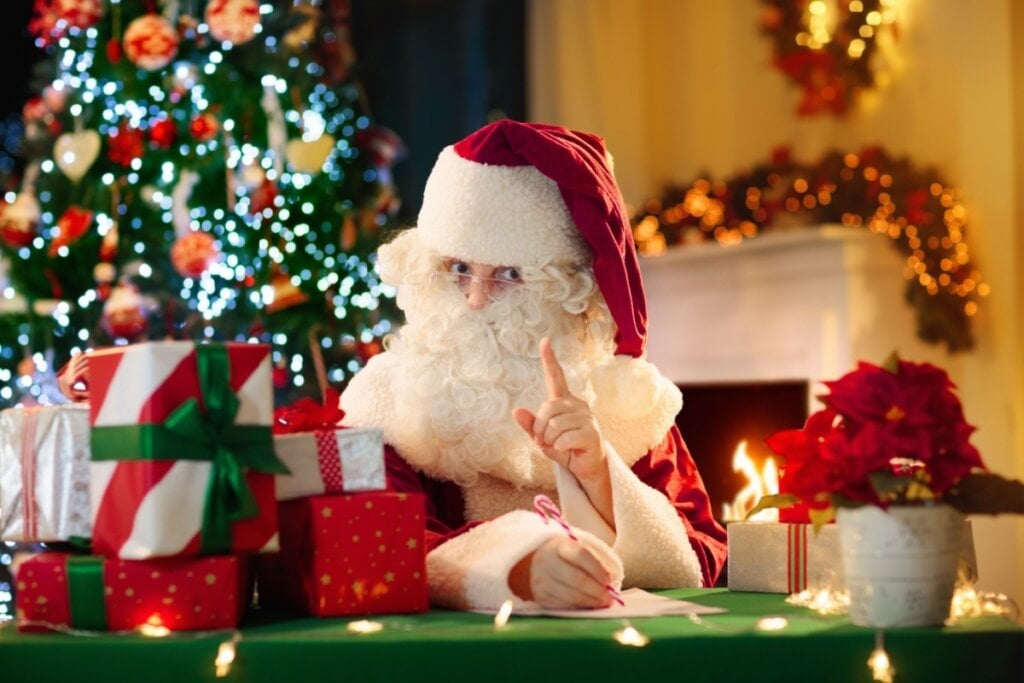 Algumas culturas optam por moldar o Papai Noel de acordo com suas tradições (Imagem: FamVeld | Shutterstock)