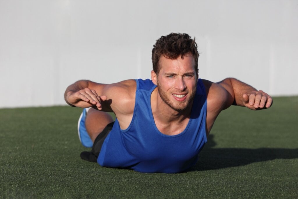 O exercício superman trabalha a lombar de maneira isolada (Imagem: Maridav | Shutterstock)