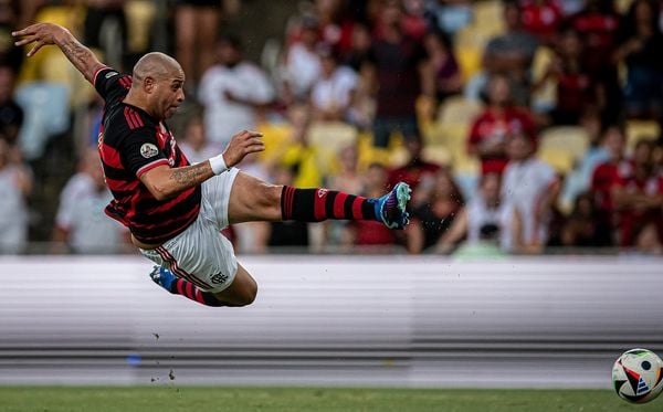 Adriano marcou dois gols em partida de despedida