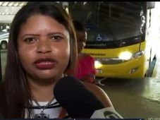 Imagem - Mulher surpreende repórter ao vivo e vira sensação nas redes sociais; veja vídeo