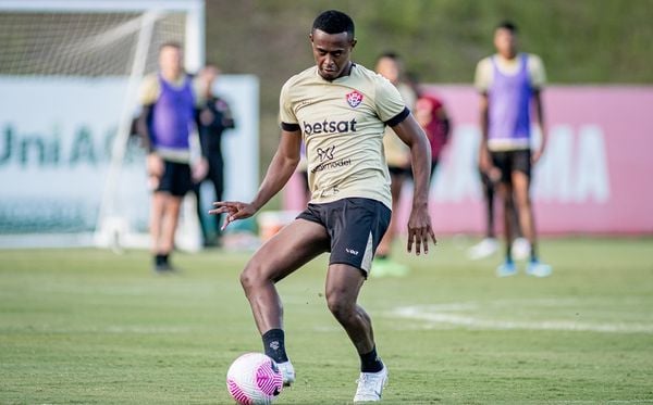 Carlos Eduardo em treino do Vitória