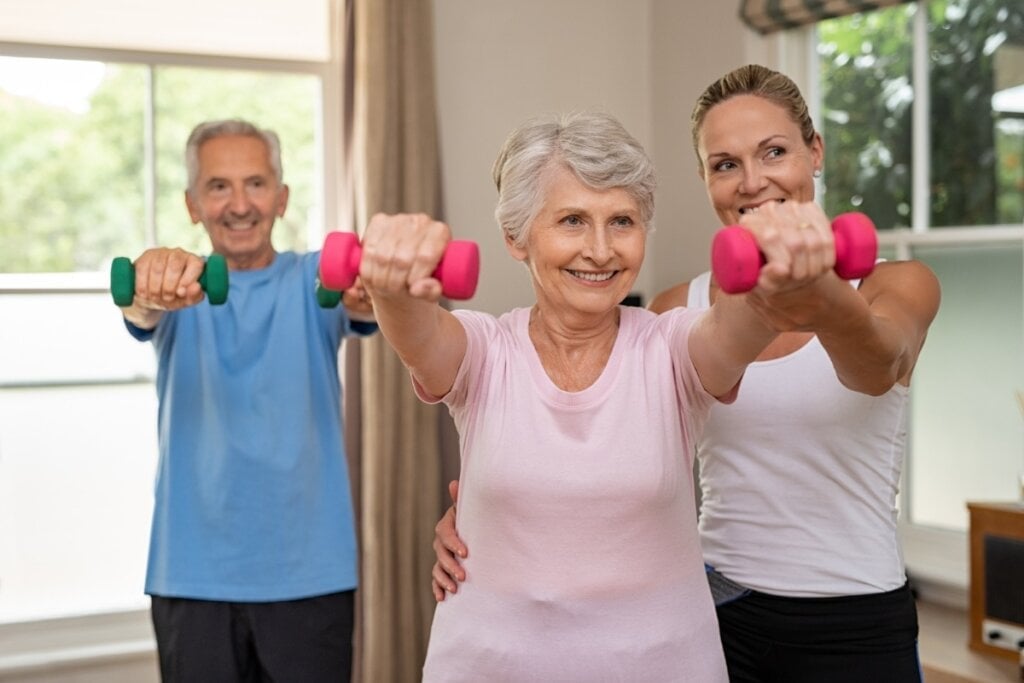 O aumento da ingestão de proteínas e distribuição equilibrada das refeições devem ser combinados com treinos de musculação (Imagem: Ground Picture | Shutterstock) 