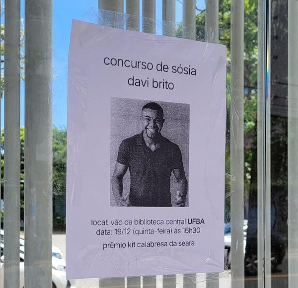 Cartazes divulgam  concurso de sósias de Davi Brito